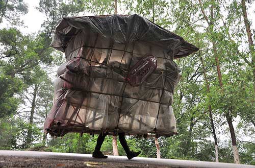 Người đàn ông “gánh” nhà trên vai - 1