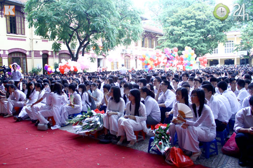 Nữ sinh Trần Phú xúc động ngày bế giảng - 1