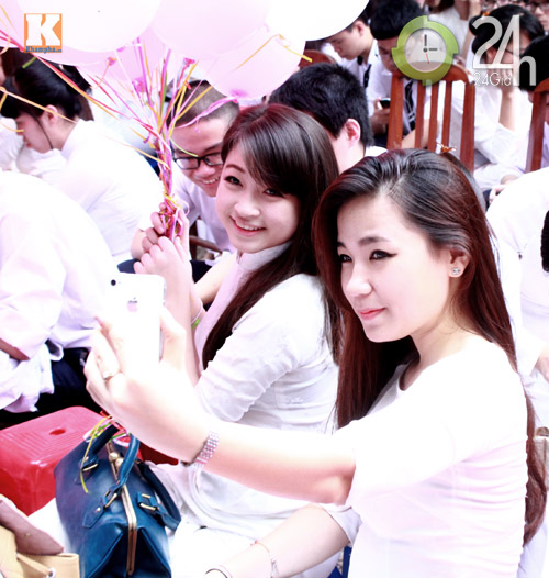 Nữ sinh Trần Phú xúc động ngày bế giảng - 3