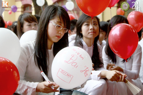 Nữ sinh Trần Phú xúc động ngày bế giảng - 7