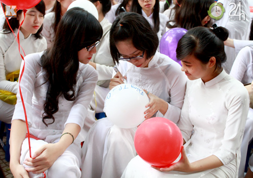 Nữ sinh Trần Phú xúc động ngày bế giảng - 8