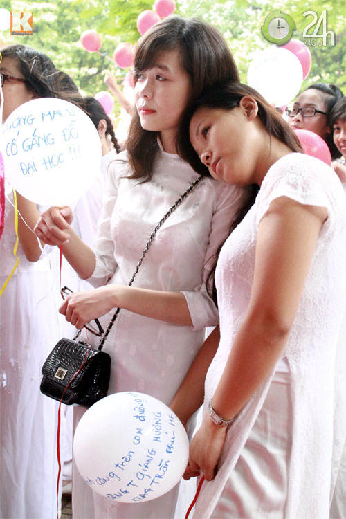 Nữ sinh Trần Phú xúc động ngày bế giảng - 13