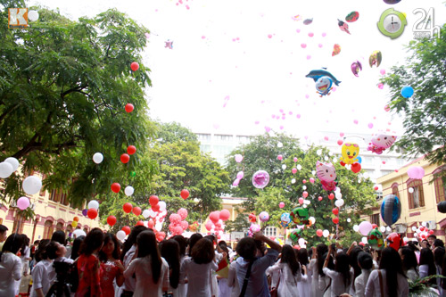 Nữ sinh Trần Phú xúc động ngày bế giảng - 12