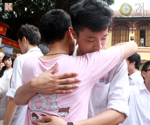 Nữ sinh Trần Phú xúc động ngày bế giảng - 9