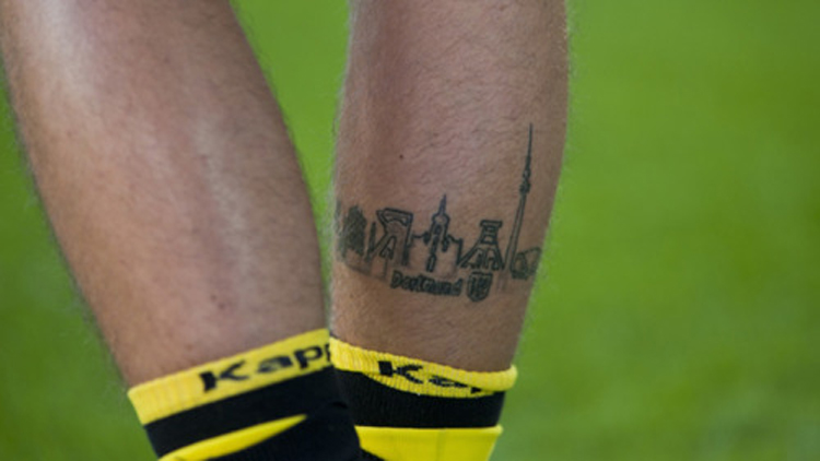 Thậm chí, tiền vệ Kevin Grosskreutz của Dortmund cũng có một hình xăm độc nói về tình yêu với đội bóng trên bắp chân.