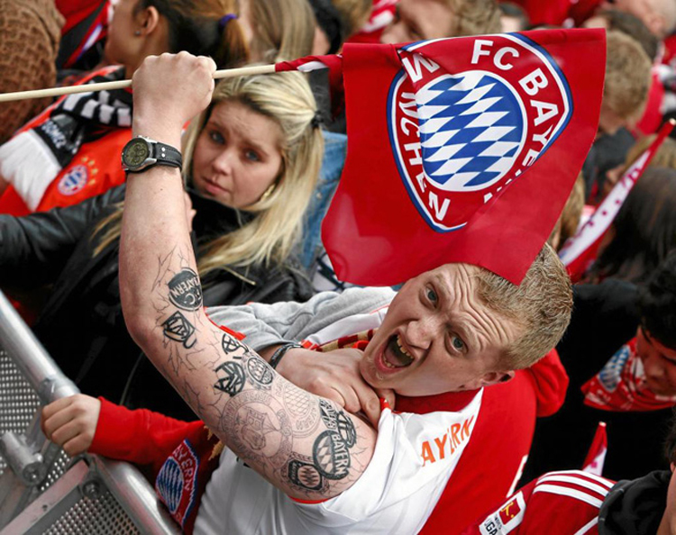 Nhưng ở phía đối diện, fan của Bayern cũng biết cách thể hiện tình yêu với đội bóng.
