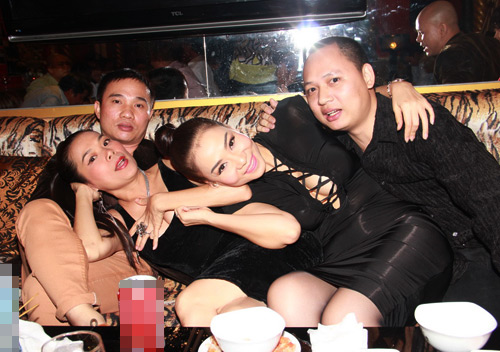 Thu Minh quậy tưng bên các CĐHH - 7