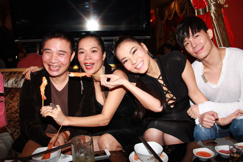 Thu Minh quậy tưng bên các CĐHH - 4