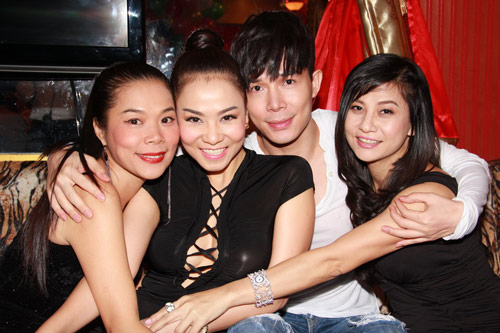 Thu Minh quậy tưng bên các CĐHH - 3