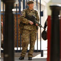 Tin tức trong ngày - Anh: Khuyên binh sĩ không mặc quân phục ra phố