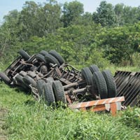 Tin tức trong ngày - Tránh xe cẩu, xe đầu kéo phơi bụng dưới mương