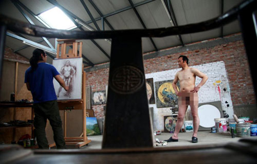 TQ: Bố làm mẫu nude lấy tiền trị bệnh cho con - 2