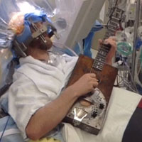 Sức khỏe đời sống - Đang mổ não, bệnh nhân bật dậy chơi guitar