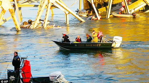 Mỹ: Cầu 4 làn đường bất ngờ sập - 2