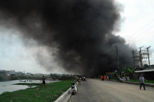 Cháy lớn tại Bắc Ninh, lửa khói ngút trời - 2