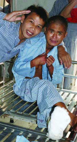 Vì sao phải lăn xả đi cứu “người điên”? - 2