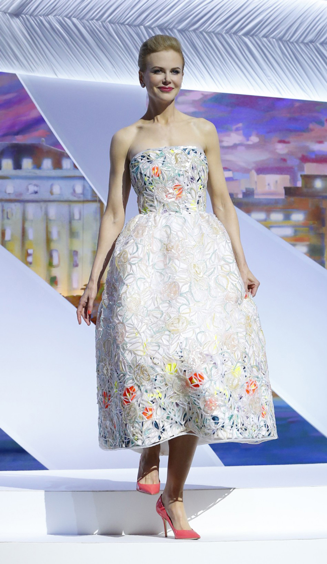 Trong buổi khai mạc LHP Cannes lần thứ 66, Thiên Nga Úc đã khiến giới truyền thông và công chúng kinh ngạc khi xuất hiện trên thảm đỏ với bộ váy tuyệt đẹp