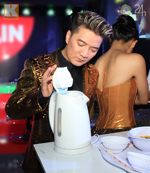 Mr Đàm phụ Văn Mai Hương nấu mì mời fan - 2