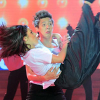 Sao ngoại-sao nội - Ngô Kiến Huy nhận giải Ông hoàng khiêu vũ