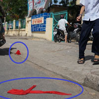 Giáo dục - du học - Bế giảng, HS vứt khăn quàng đỏ đầy đường