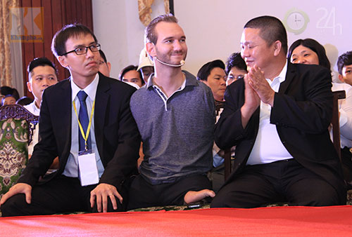 Nick Vujicic mang khăn rằn Việt Nam về nước - 1