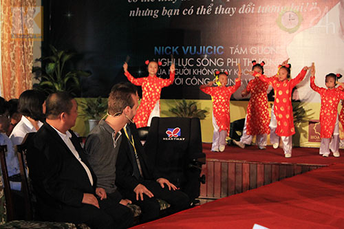 Nick Vujicic mang khăn rằn Việt Nam về nước - 2