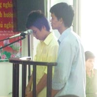 Pháp luật - Không có điện thoại dùng, rủ nhau đi cướp