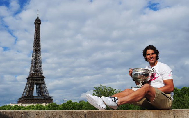 1. Tại sao Nadal phải dừng lại ở con số 7?
Rafael Nadal đang sở hữu kỷ lục 7 chức vô địch Roland Garros trong 8 năm qua và vượt qua huyền thoại Bjorn Borg vào năm ngoái. Trong mùa giải này Nadal đang có thành tích 36 trận thắng – 2 trận thua, đi tới chung kết cả 8 giải đấu liên tiếp và giành tới 6 danh hiệu. Dĩ nhiên Rafa là ứng cử viên số 1 cho danh hiệu Roland Garros 2013 và chẳng có lý do gì để “Vua đất nện” không tiếp tục bổ sung vào bảng thành tích chức vô địch Roland Garros thứ 8.