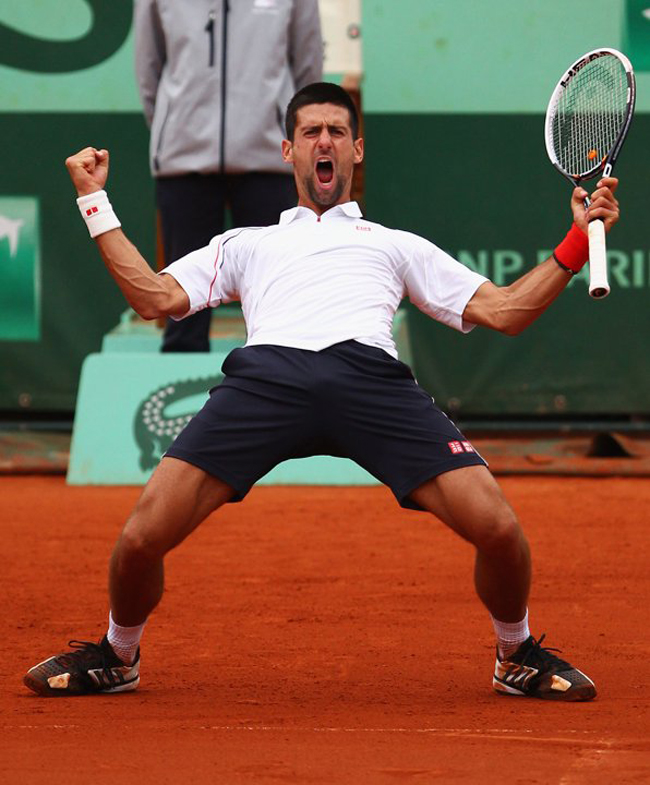 3. Ai có thể cản bước Nadal?
Người đang giữ số 1 thế giới, Novak Djokovic, là một trong hai tay vợt đánh bại Nadal trong mùa giải 2013 và Djokovic làm được điều đó trên mặt sân đất nện. Nole cũng thắng Nadal tới 8 trận trong số 11 lần gặp nhau tính từ năm 2011 đến hiện tại. Sở hữu trong tay 6 Grand Slam, Djokovic đang quyết tâm hoàn thành Grand Slam sự nghiệp (Career Grand Slam) – giành ít nhất 1 Grand Slam trên mọi mặt sân – tại Paris sau khi thất bại trước Nadal trong trận chung kết Roland Garros năm ngoái.