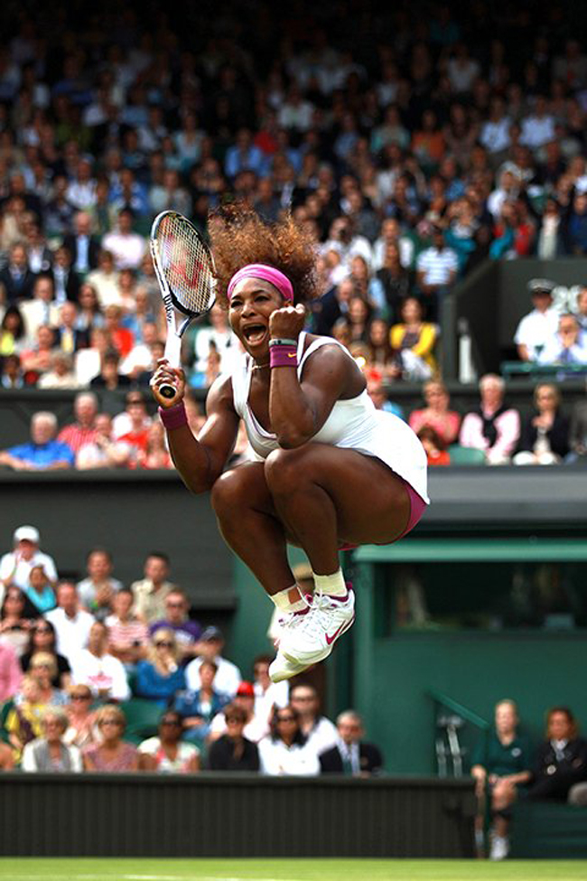6. Serena Williams có thể bị đánh bại?
Một năm trước điều đó có thể xảy ra, rất nhanh và bàng hoàng ngay ở vòng 1, khi Serena lần đầu tiên bị loại trong 50 lần tham dự Grand Slam trước đây. Kể từ đó thì sao? Serena có 67 trận thắng – 3 trận thua với những danh hiệu Wimbledon, US Open, huy chương vàng Olympic, và quay trở lại vị trí số 1 thế giới ở tuổi 31. Serena tới Paris với chuỗi 24 trận trận thắng liên tiếp, thành tích tốt nhất trong sự nghiệp của tay vợt người Mỹ.
