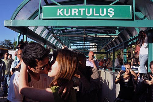 Thổ Nhĩ Kỳ: Biểu tình để được hôn - 1
