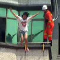 Tin tức trong ngày - TQ: Thót tim cảnh cô gái gieo mình từ tầng 4