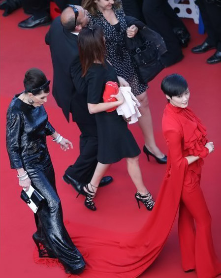 Mỹ nhân Cbiz khổ sở vì váy lượt thượt - 2