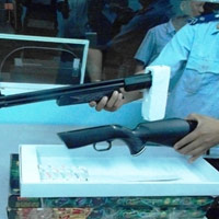 Pháp luật - Khởi tố vụ án buôn lậu 104 khẩu súng