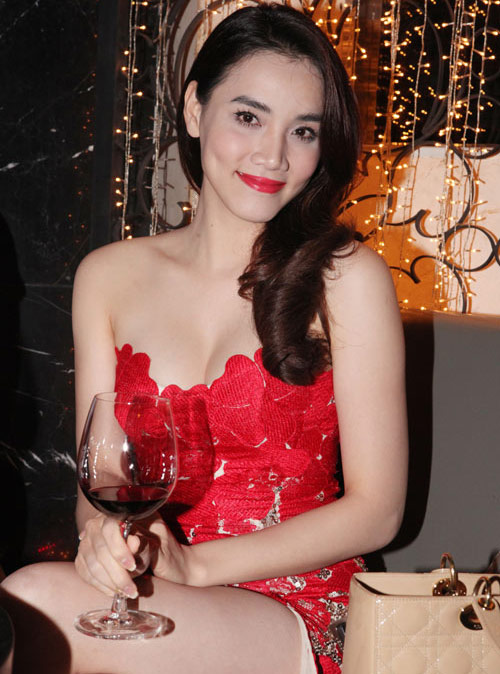"Kỹ nghệ" khoe cơ thể của Trang Nhung - 2