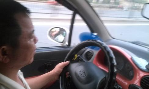 Tài xế taxi HN: Quần đùi, dép lê đón khách - 2