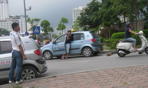 Tài xế taxi HN: Quần đùi, dép lê đón khách - 3