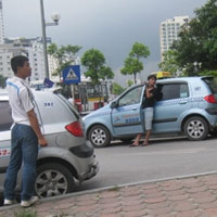 Tin tức trong ngày - Tài xế taxi HN: Quần đùi, dép lê đón khách