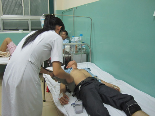 Nhập viện vì "sáng tạo" chiều vợ mới cưới - 1