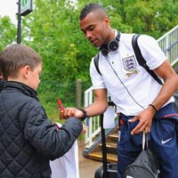 Bóng đá - Trò hề: A.Cole mang băng thủ quân ĐT Anh