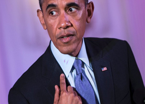 Obama trần tình về vết son trên cổ áo - 1
