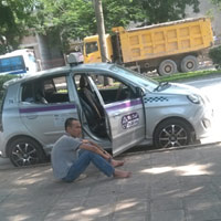 Tin tức trong ngày - Lái xe taxi oằn lưng "cõng" phí