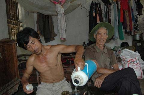 Con học cao: Bố mẹ càng kiệt quệ - 2