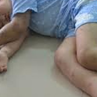 Pháp luật - Bố đánh gãy chân con trai 2 tuổi