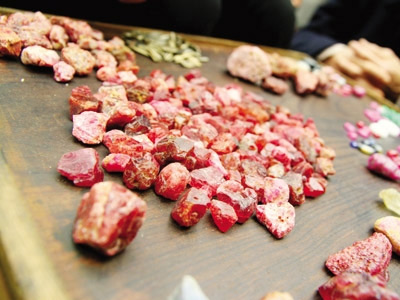 Truy tìm hồng ngọc: Máu và nước mắt - 1