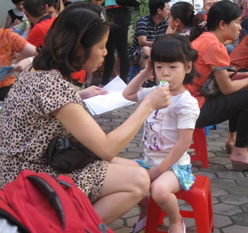 Phụ huynh "căng mình" vì con thi lớp 1 - 1