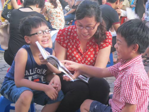 Phụ huynh "căng mình" vì con thi lớp 1 - 2