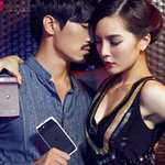 Cặp đôi tình tứ bên smartphone