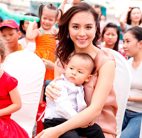 Thiên Lý lần đầu đưa quý tử đi sự kiện - 2