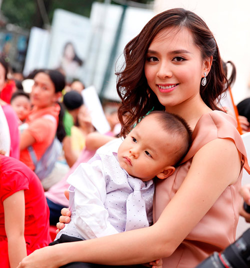 Thiên Lý lần đầu đưa quý tử đi sự kiện - 3